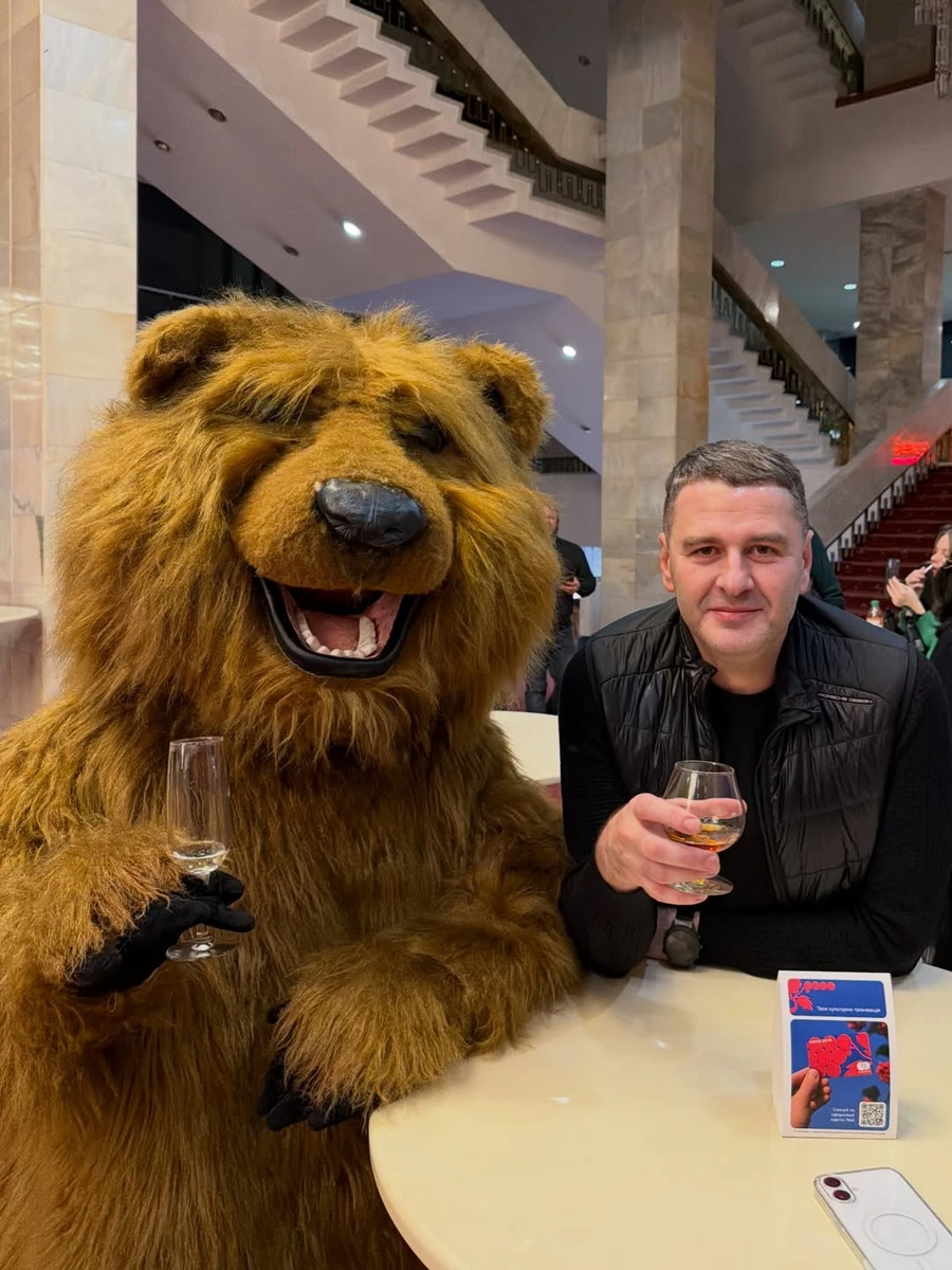 Сергій Перман позує для фото