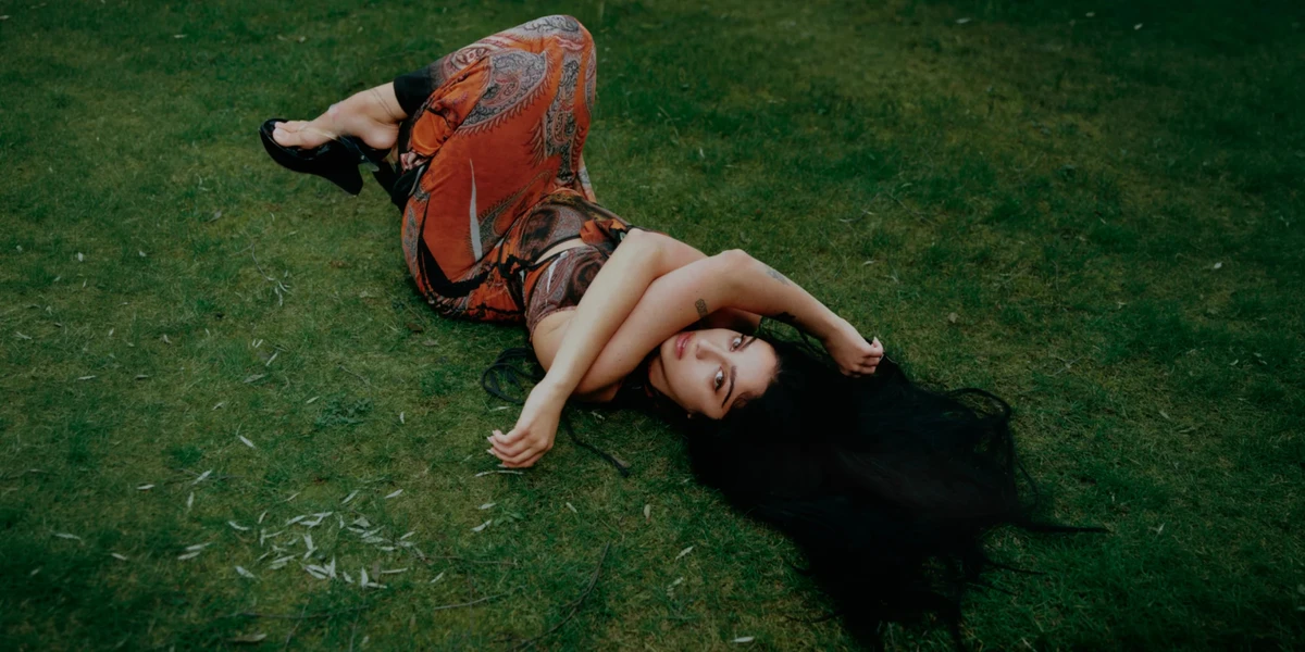 Дочка Мадонни Лурдес (Лола) у сукні попозувала на траві для реклами