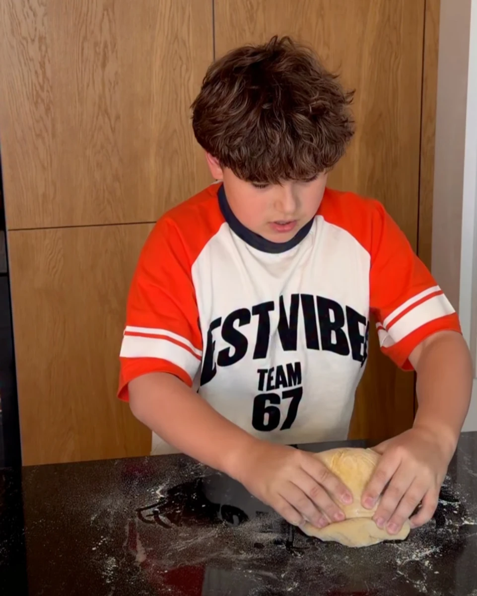 Саша Бо показала, як її син готував пасту з нуля