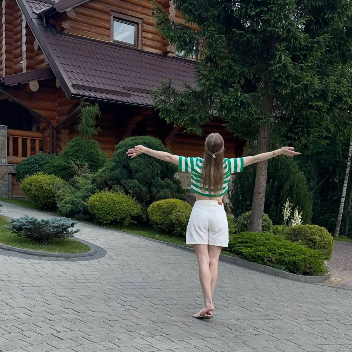 Анна Сагайдачна у шортах посвітила стрункою фігурою в Карпатах