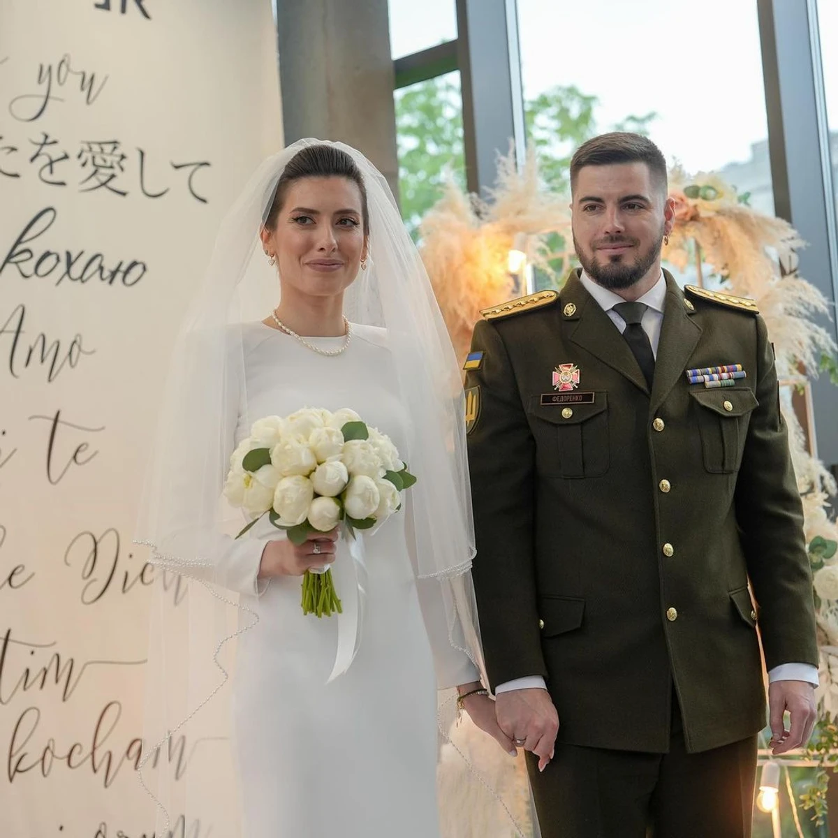 Пара виглядає щасливою 