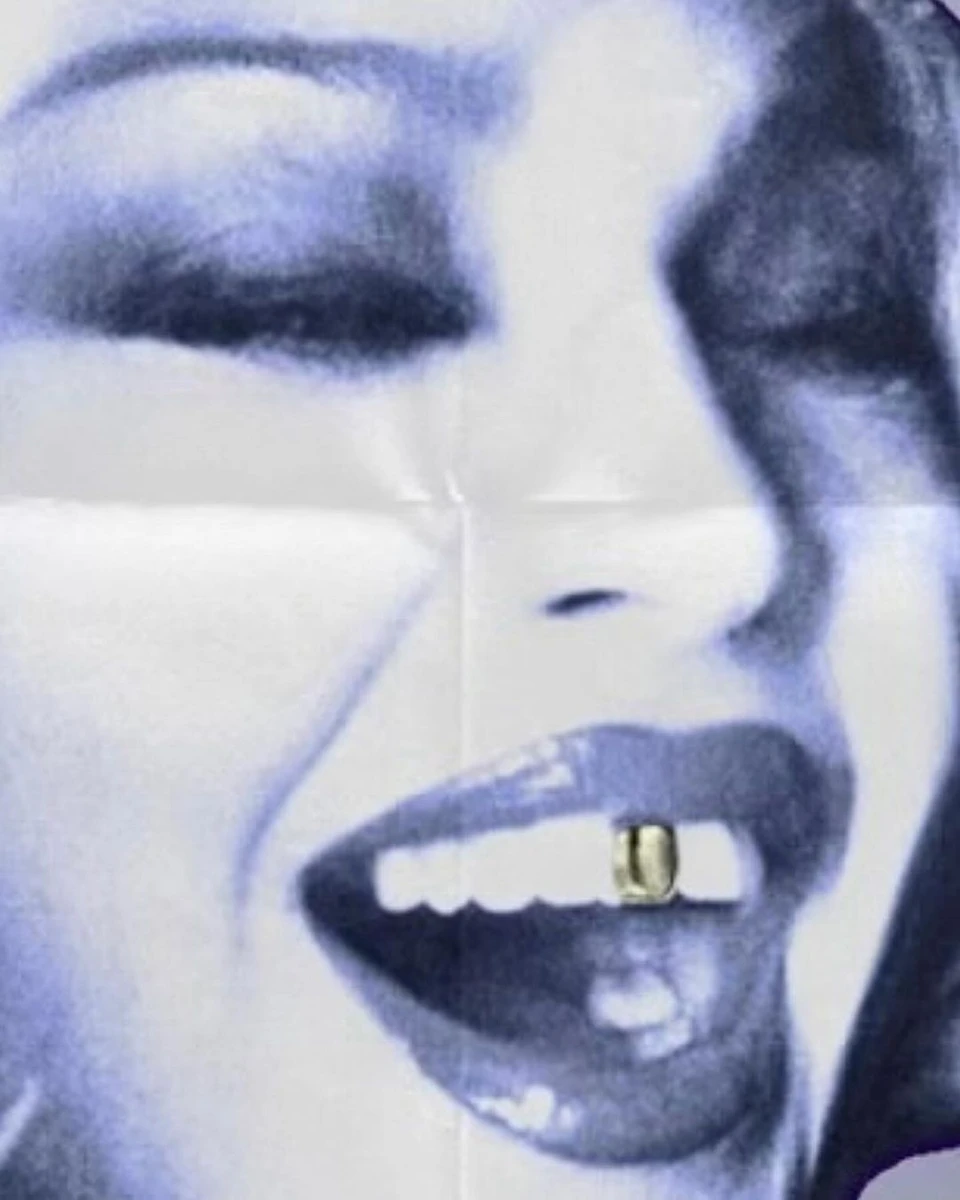 Співачка навіть показала золотий зуб