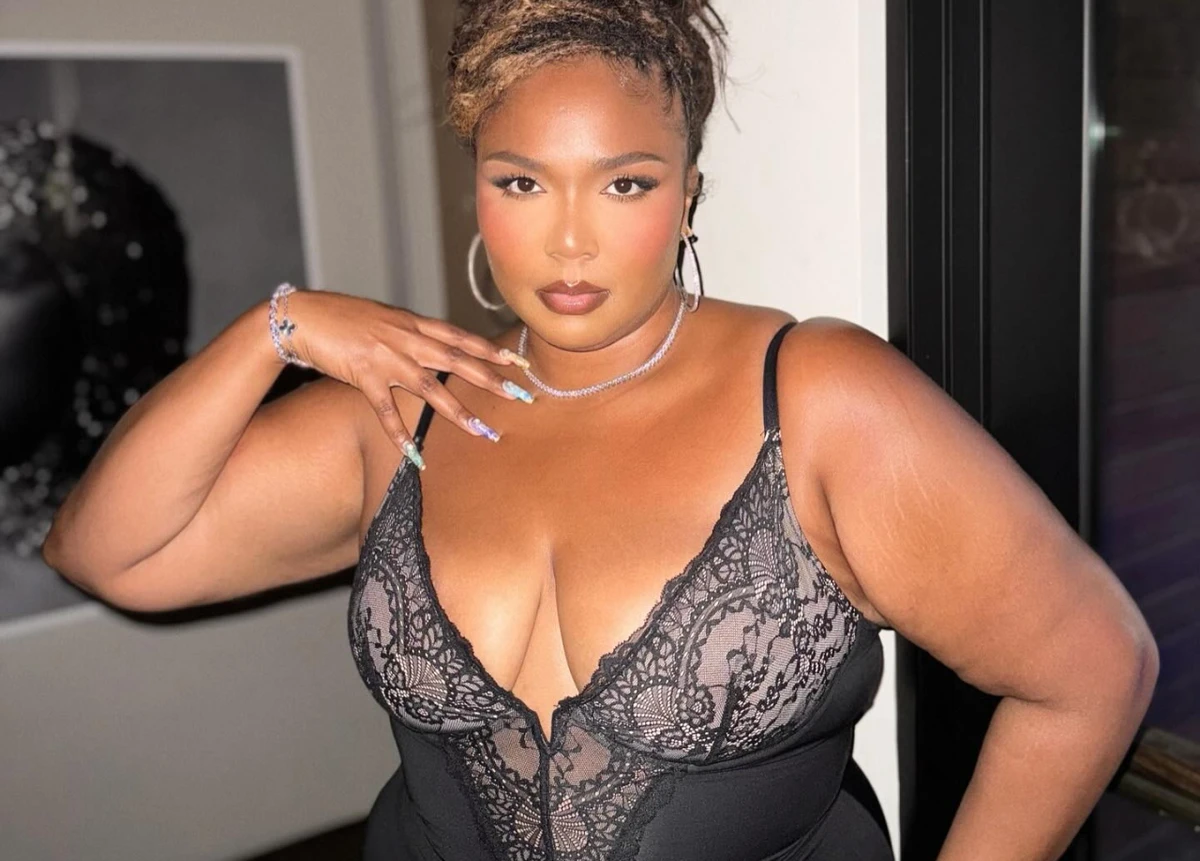 Lizzo у сукні з декольте