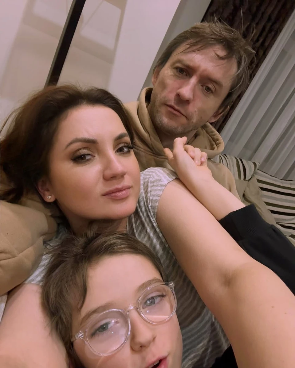 Оля Цибульська зі своїм сином і чоловіком