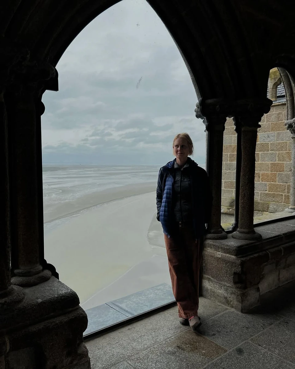 Синтія Ніксон у кежуалі ефектно попозувала у Парижі