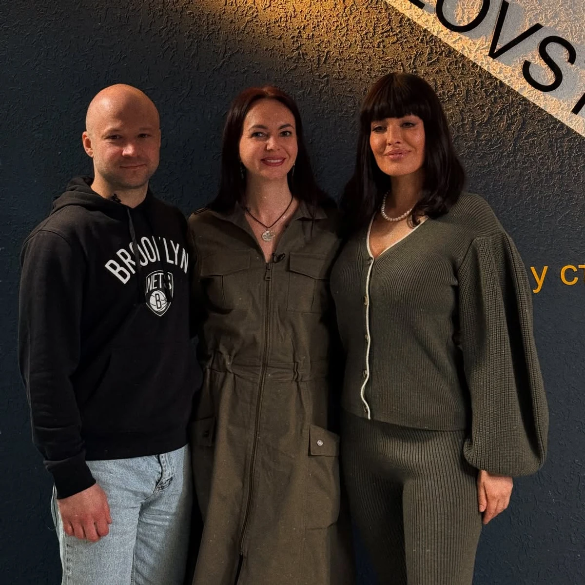 Даша Астаф'єва на заході з друзями