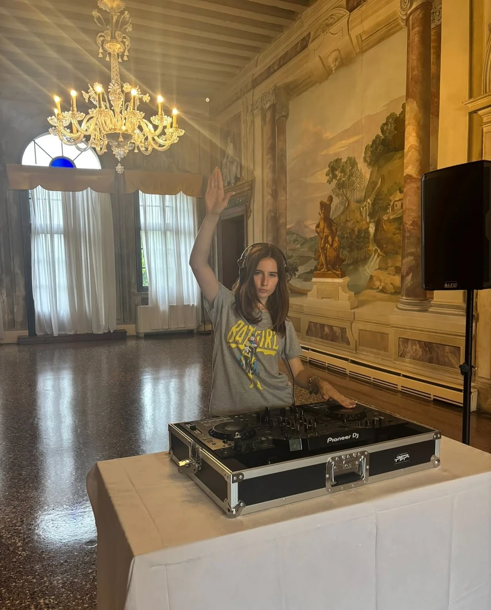 Дочка Бадоєва показалася за діджейським пультом