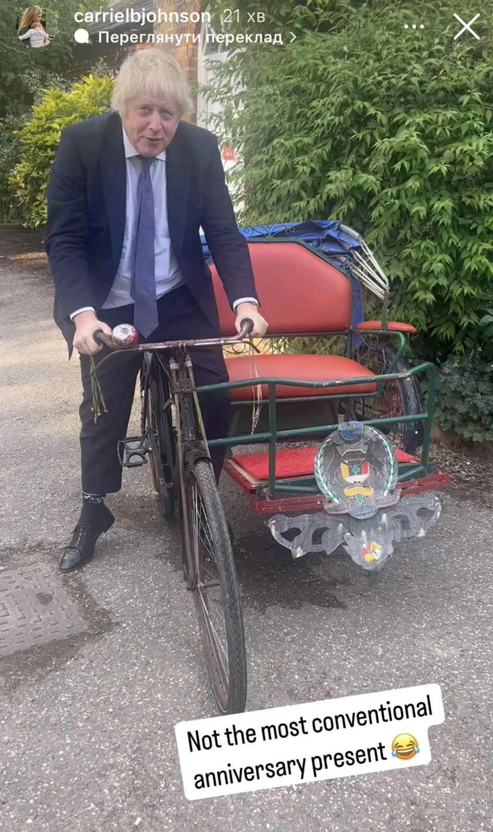 А ще Керрі показала, який неординарний подарунок отримав від неї на річницю Борис