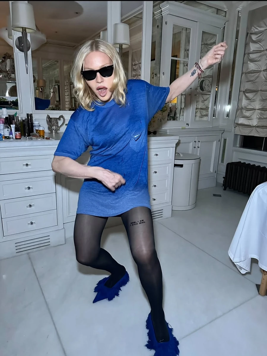 Мадонна в самій футболці потанцювала для фото
