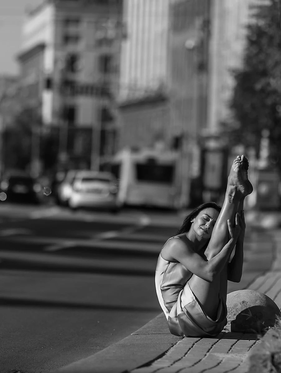 Ілона Гвоздьова у міні похвалилася гнучкістю в центрі Києва