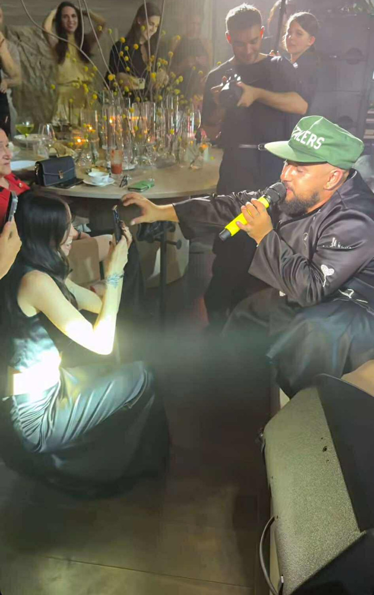 Надя Дорофєєва і Монатік заспівали на благодійному заході Олександра Усика