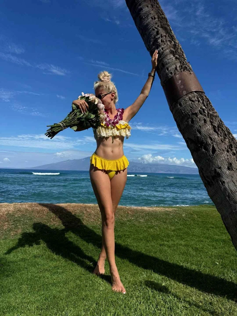 Підбиваючи підсумки року, білявка зазначила, що стала терплячою та мудрішою, навчилася чути себе та вибирати те, що важливо для мене, а не для чужих очікувань. А ще зрозуміла, що щастя - це не ідеальна картинка, а моменти, в яких є кохання, турбота та тепло