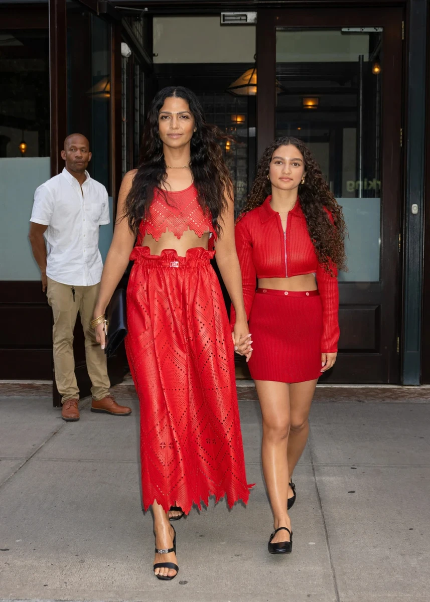 Дружина Меттью МакКонахі на прогулянці з дочкою