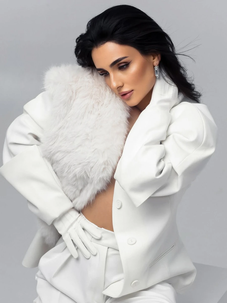 Анна Трінчер наробила мрійливих фото без ліфчика