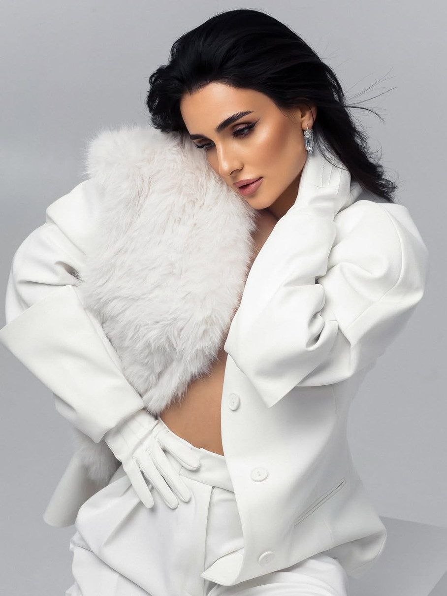 Анна Трінчер наробила мрійливих фото без ліфчика