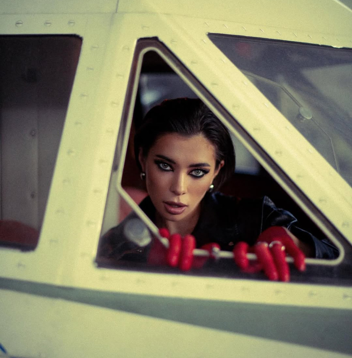 Анна Неплях наробила сексі фото в літаку