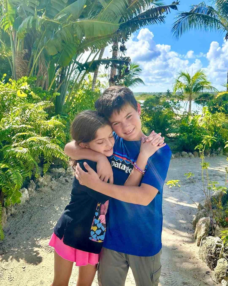 А це діти Алісси: 12-річний Майло та 9-річна Елізабелла