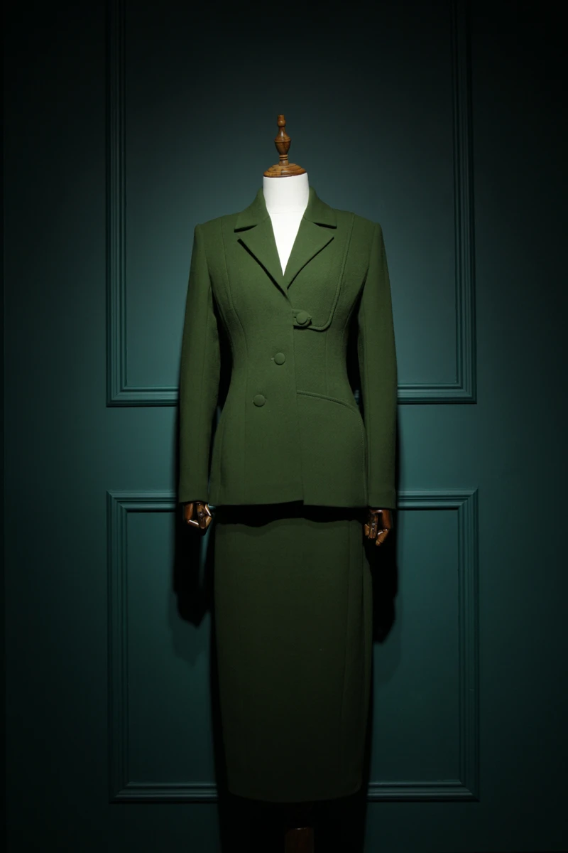 Цікавою деталлю образу є асиметрична аплікація на жакеті, що поєднана з гудзиком