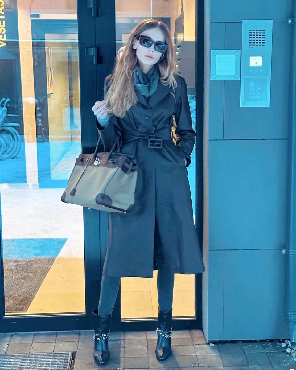 Брендові сумки в гардеробі моделі не закінчуються 