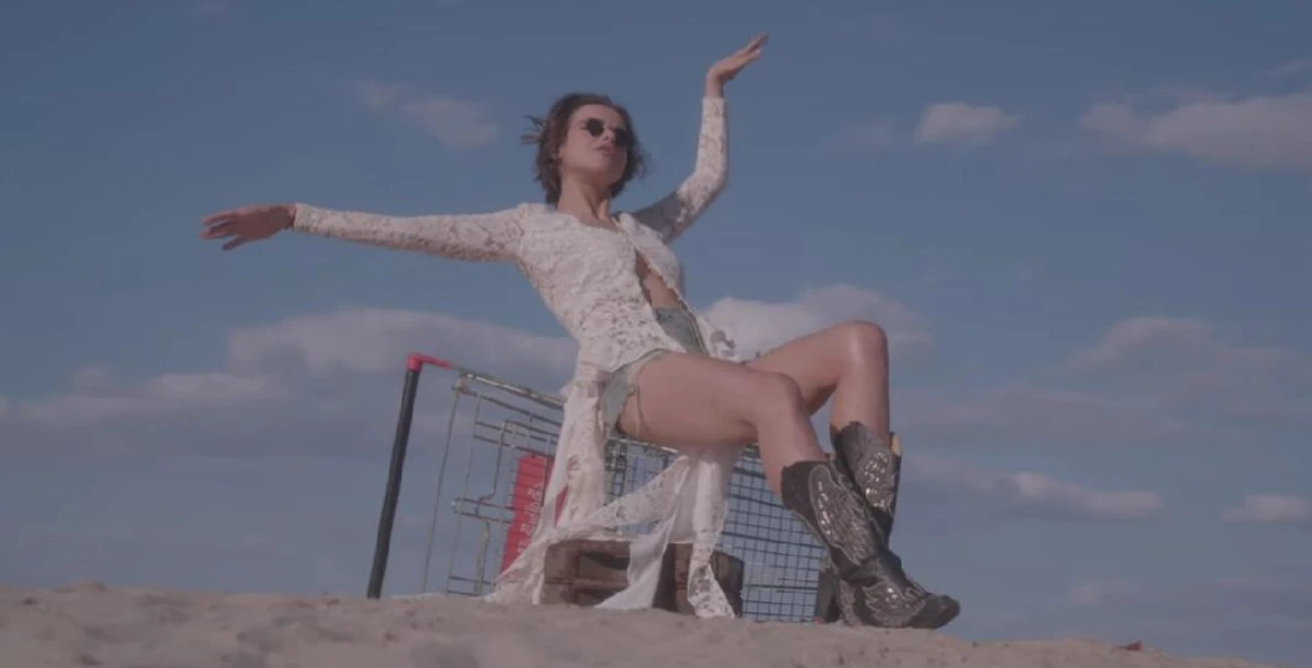 Кадр із кліпу Соні Морозюк Вільна