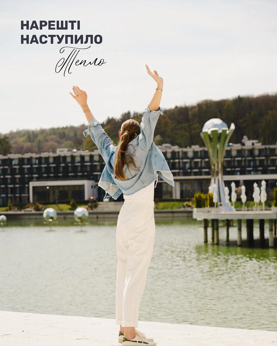 Катерина Осадча позує коло водойми