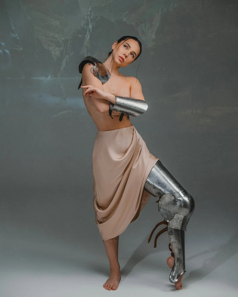 Наталія Татарінцева топлес попозувала в обладунках