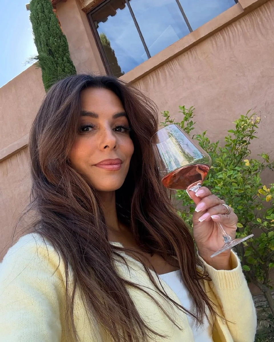 Єва Лонгорія з келихом вина