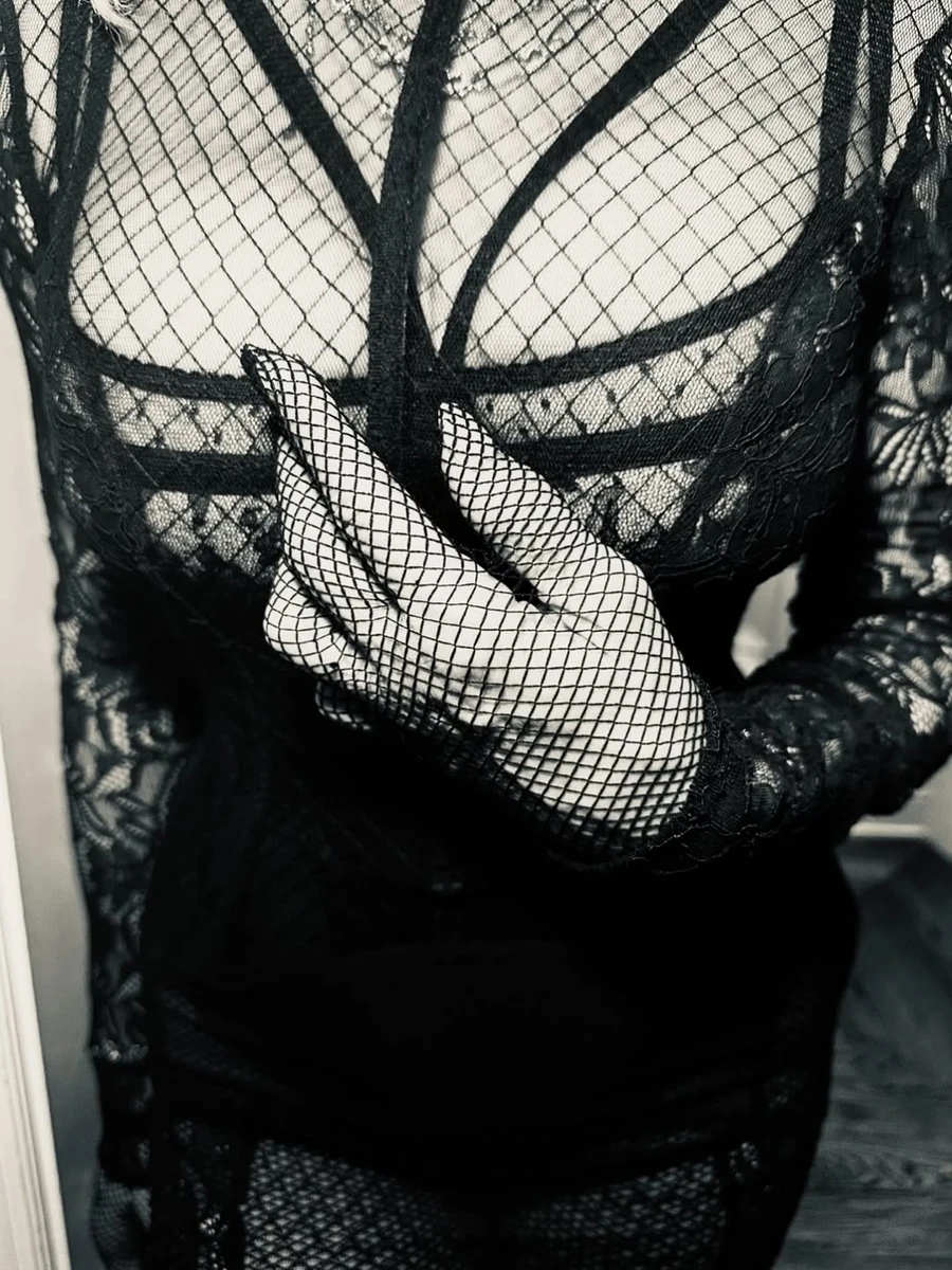 Мадонна показала фігуру в прозорій сітці