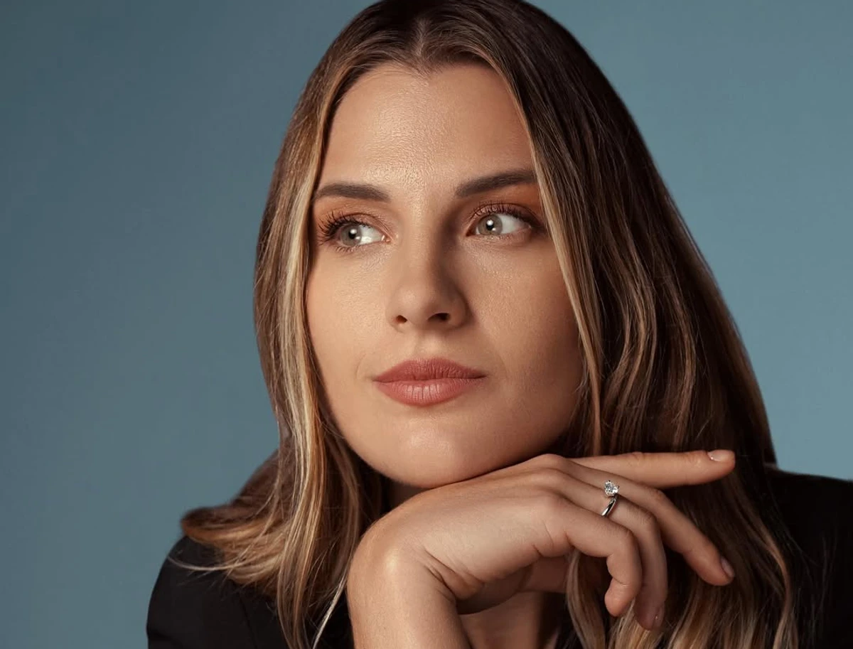 Ольга Харлан позує для фото