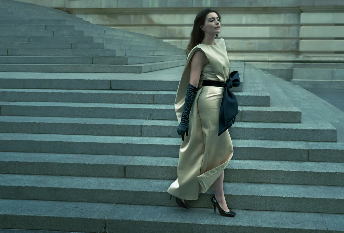 Енн Хетевей в ошатній сукні з бантом попозувала на сходах