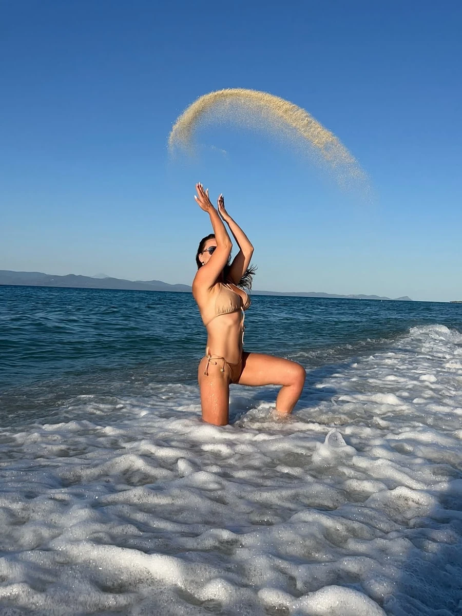 Саліванчук в купальнику у морі