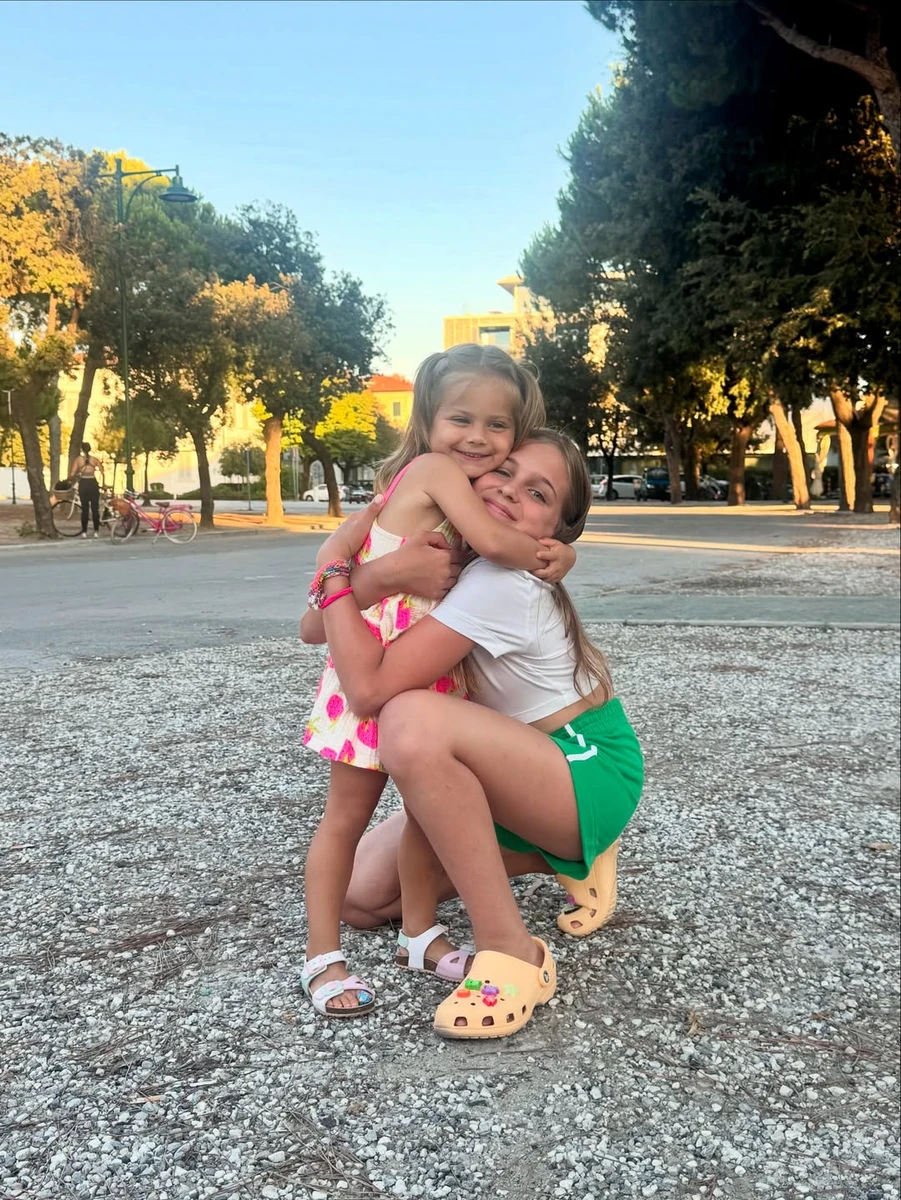 Єлизавета Юрушева замилувала обіймами своїх зі Скічком дочок