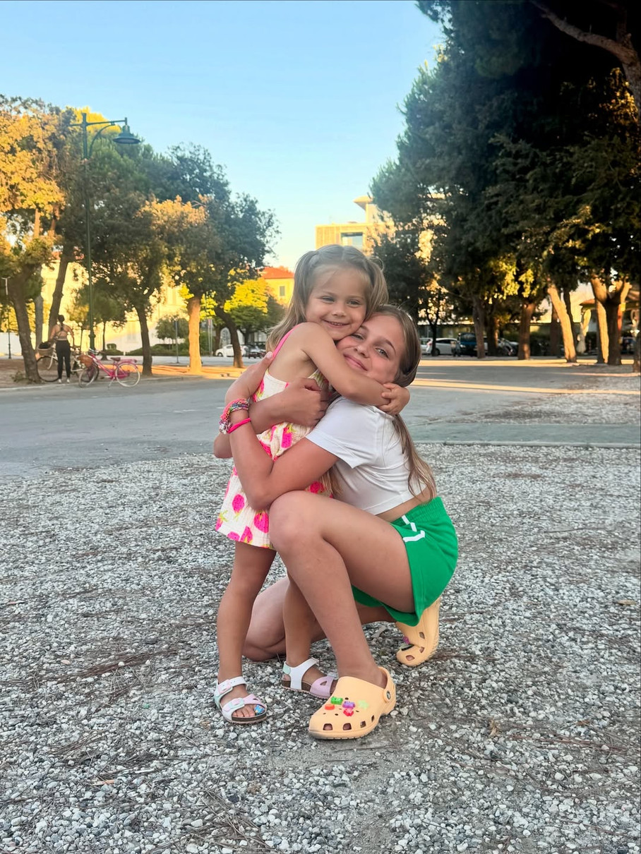 Єлизавета Юрушева замилувала обіймами своїх зі Скічком дочок