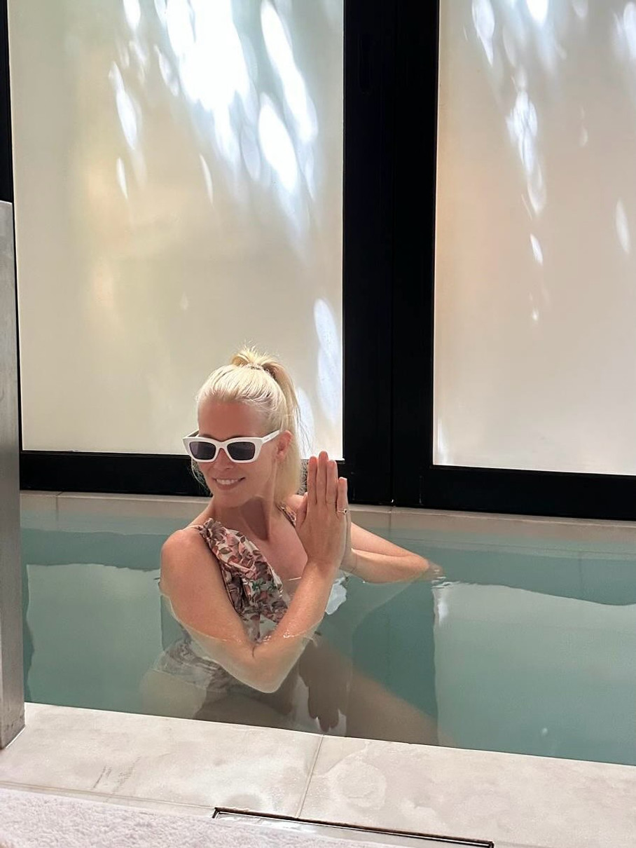 Клаудія Шиффер у купальнику попозувала в холодній воді