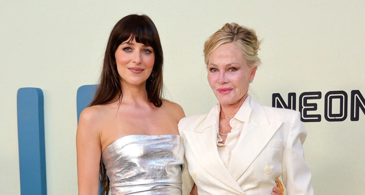 Дакота Джонсон з мамою