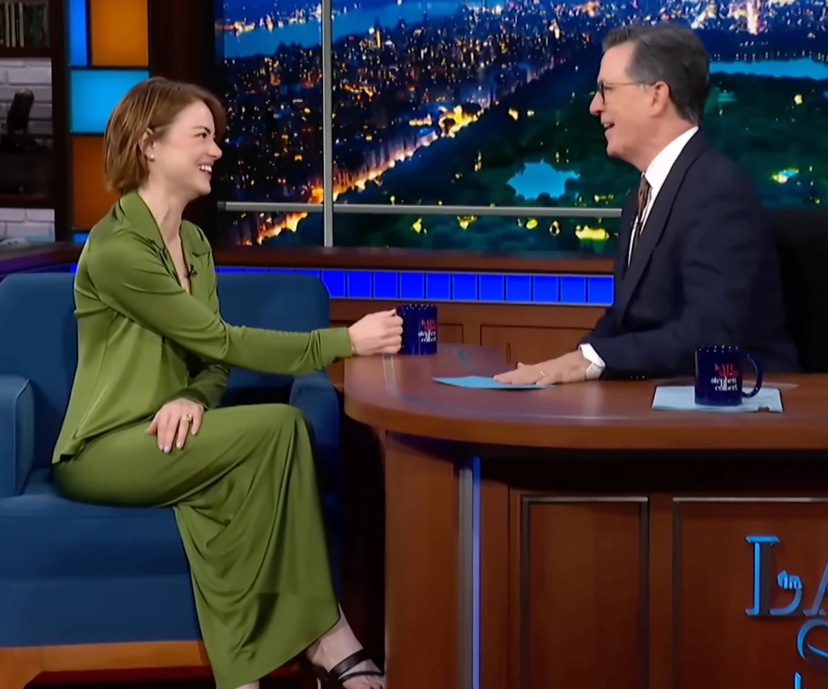 Емма Стоун попозувала на шоу в ефектному образі Гвінет Пелтроу