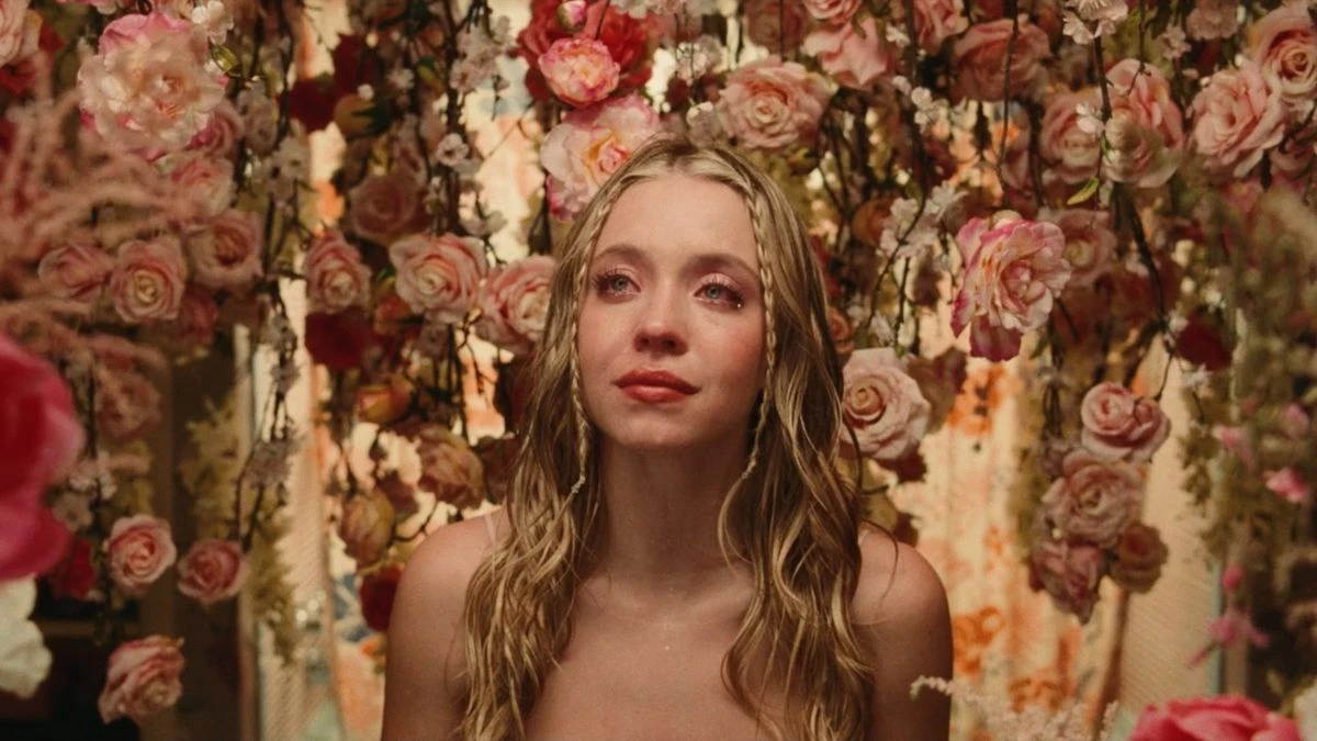 Кессі на фоні квітів в серіалі Ейфорія