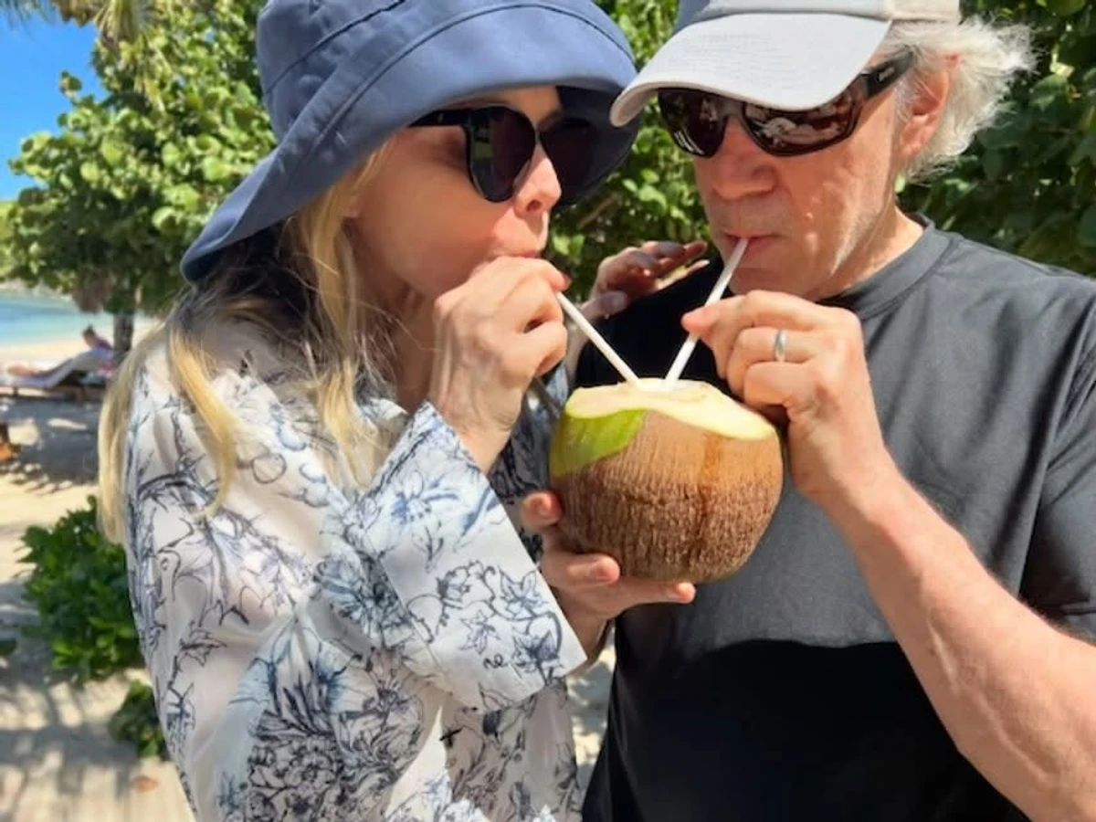 Мішель Пфайффер з чоловіком на відпочинку