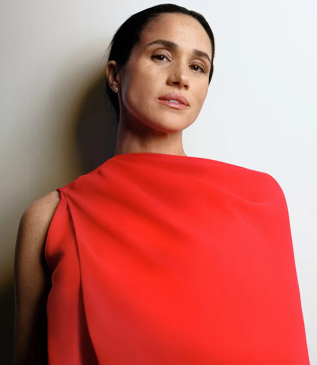 Сассекська грайливо оголила плече на сторінках глянцю