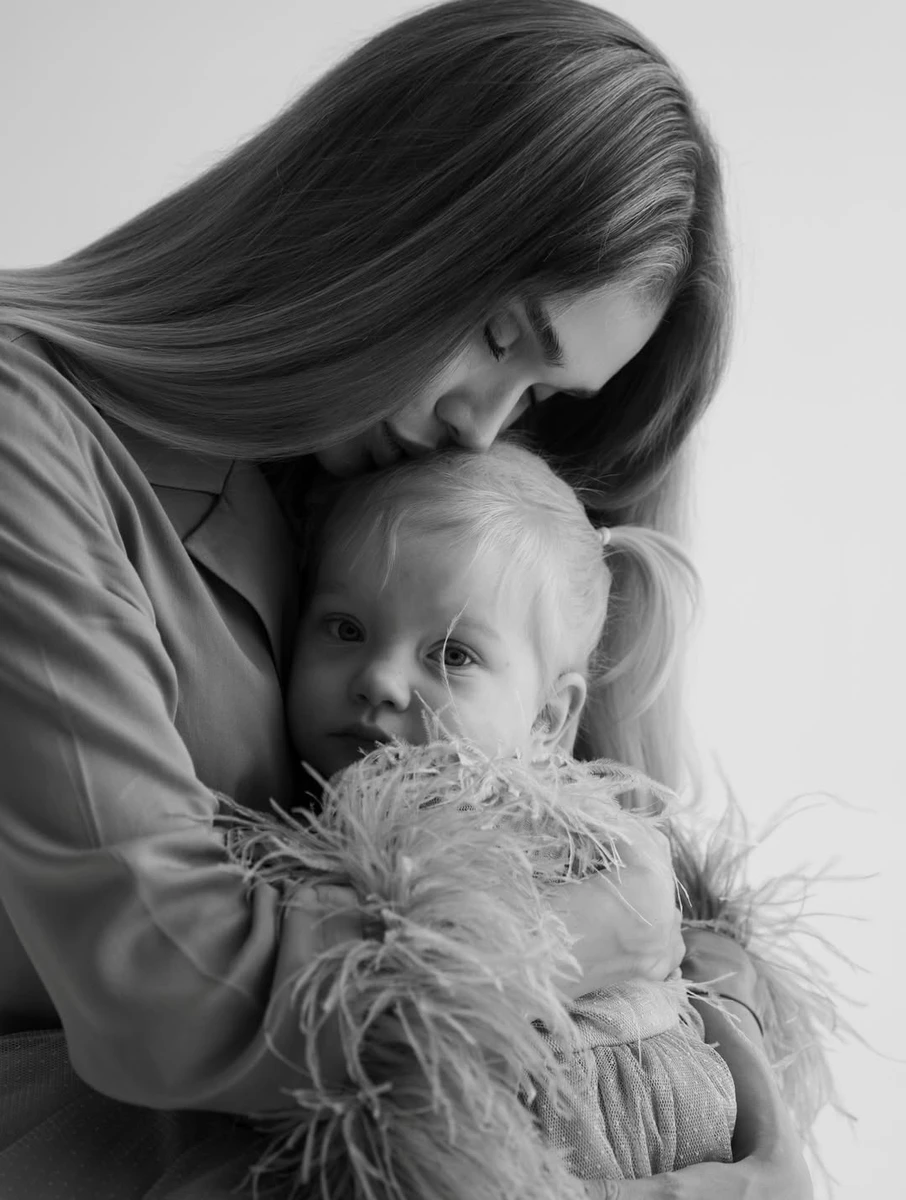 Саша Бо показалася з дочкою на фото