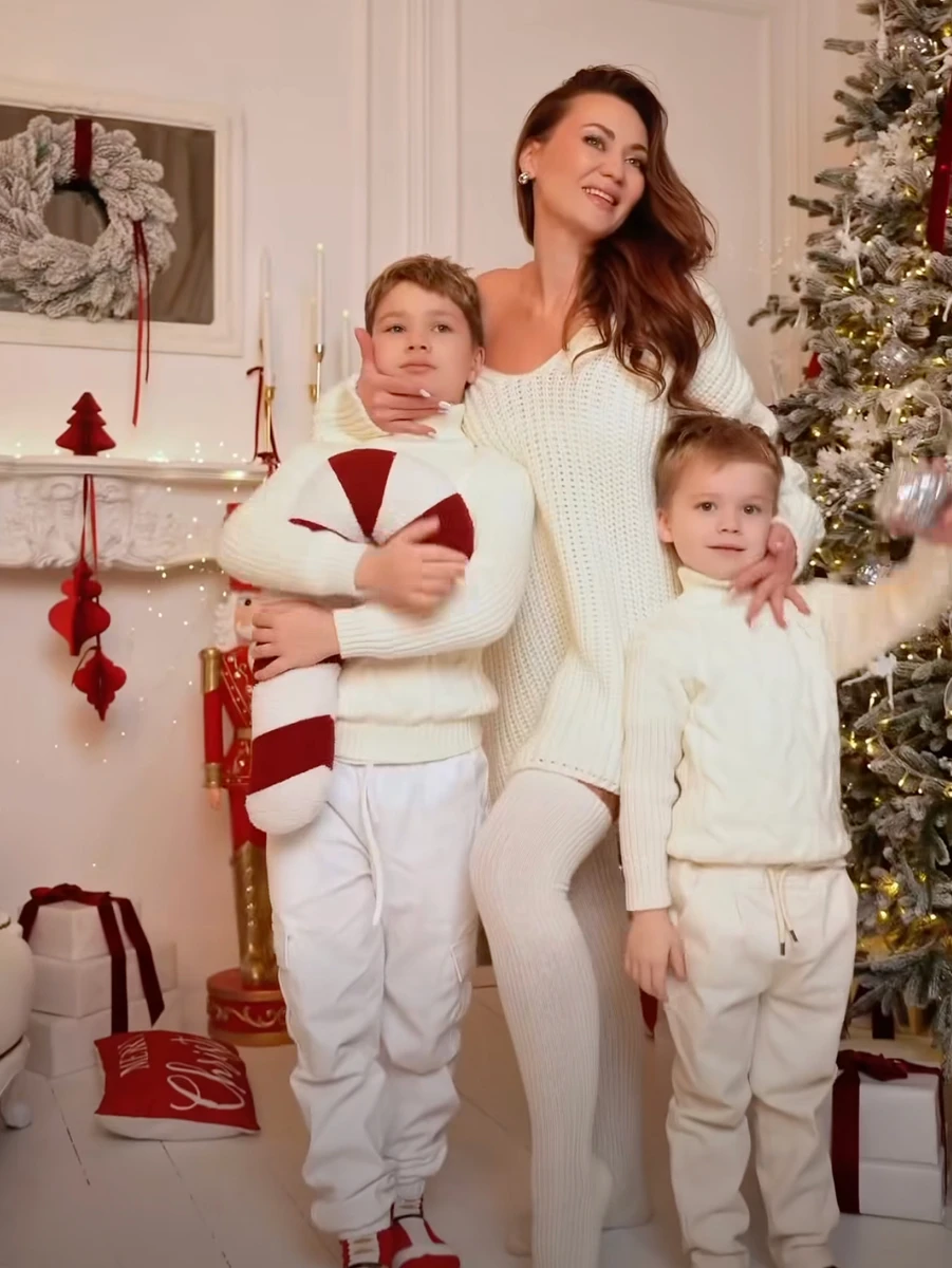 Анна Саліванчук у міні попозувала з синами для новорічних фото