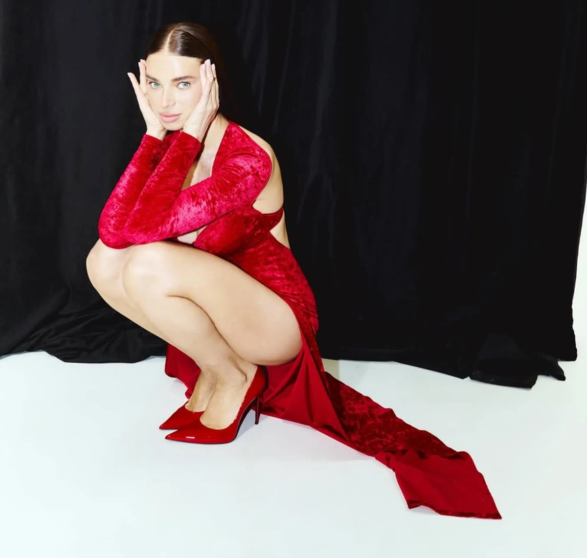 Дружина Усика у сексі сукні посиділа для фото