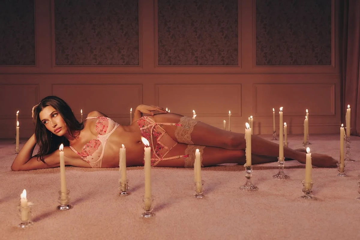 Хейлі Бібер у трусиках і ліфі посвітила ногами на килимі