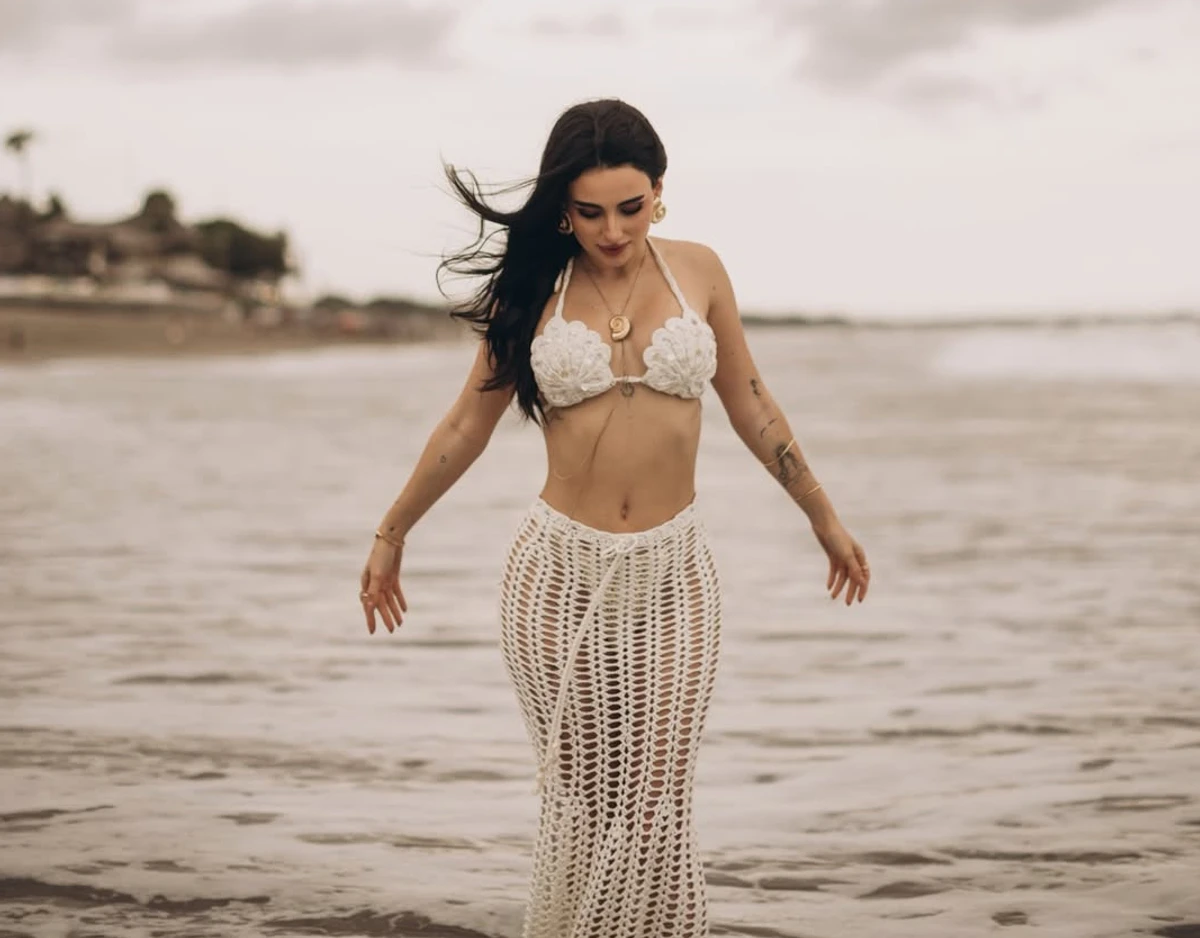 Анна Трінчер у бікіні та прозорій спідниці похвалилася тілом на Балі