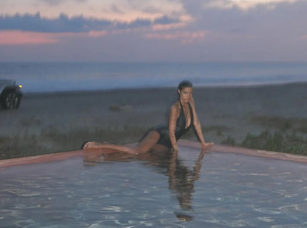 Тіна Кунакі у купальнику повигиналась у басейні