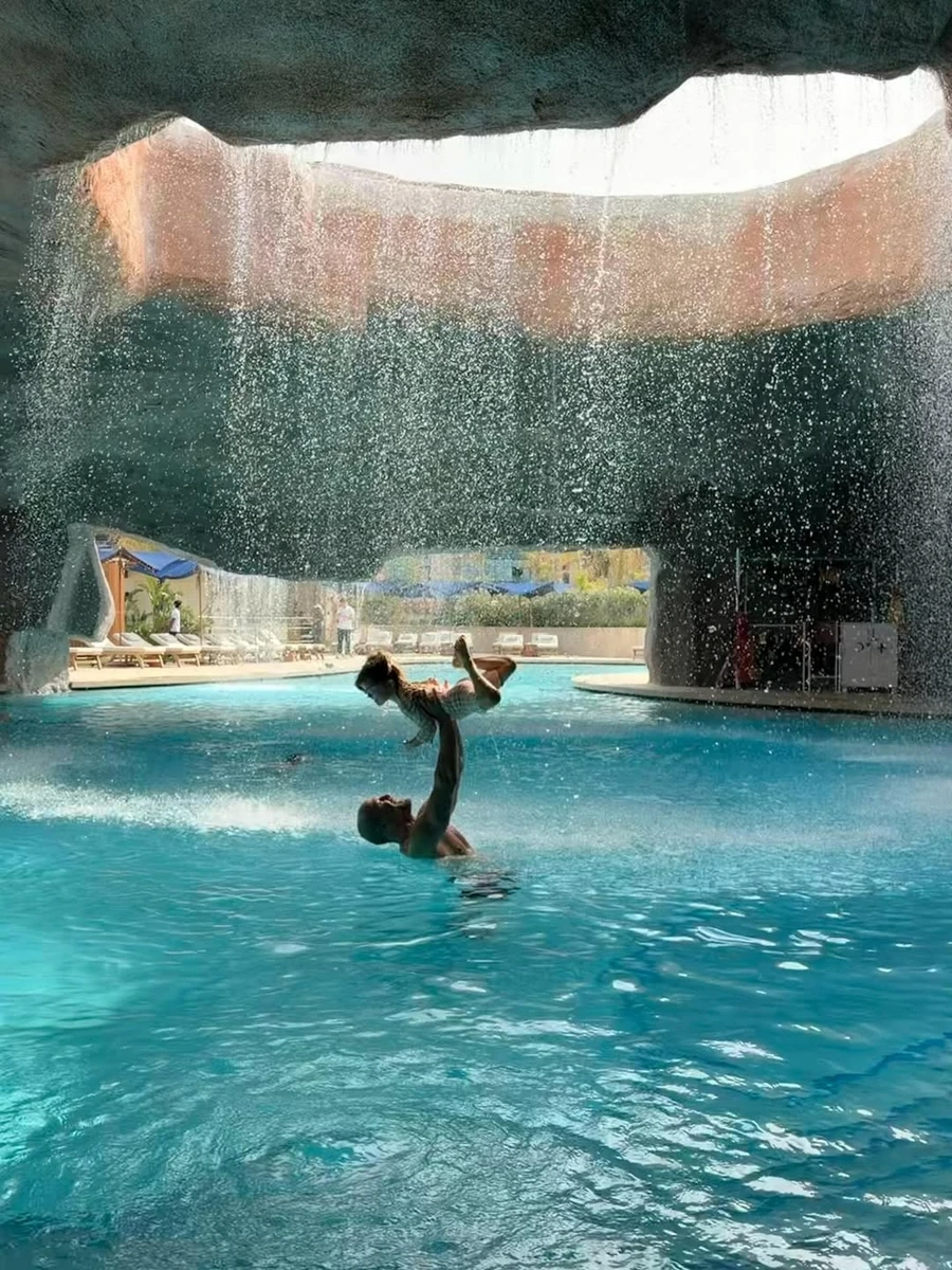 Татко Стейтем із донечкою у відпустці 