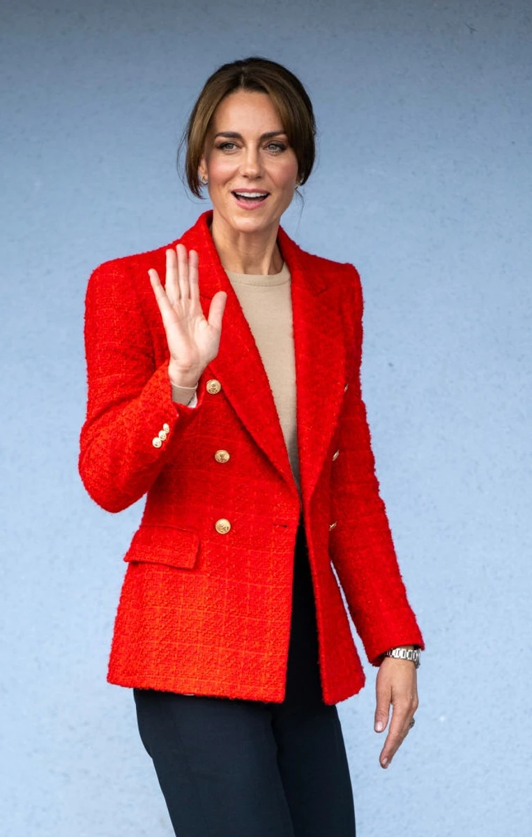 А це Міддлтон у вересні, в червоній версії блейзера Zara