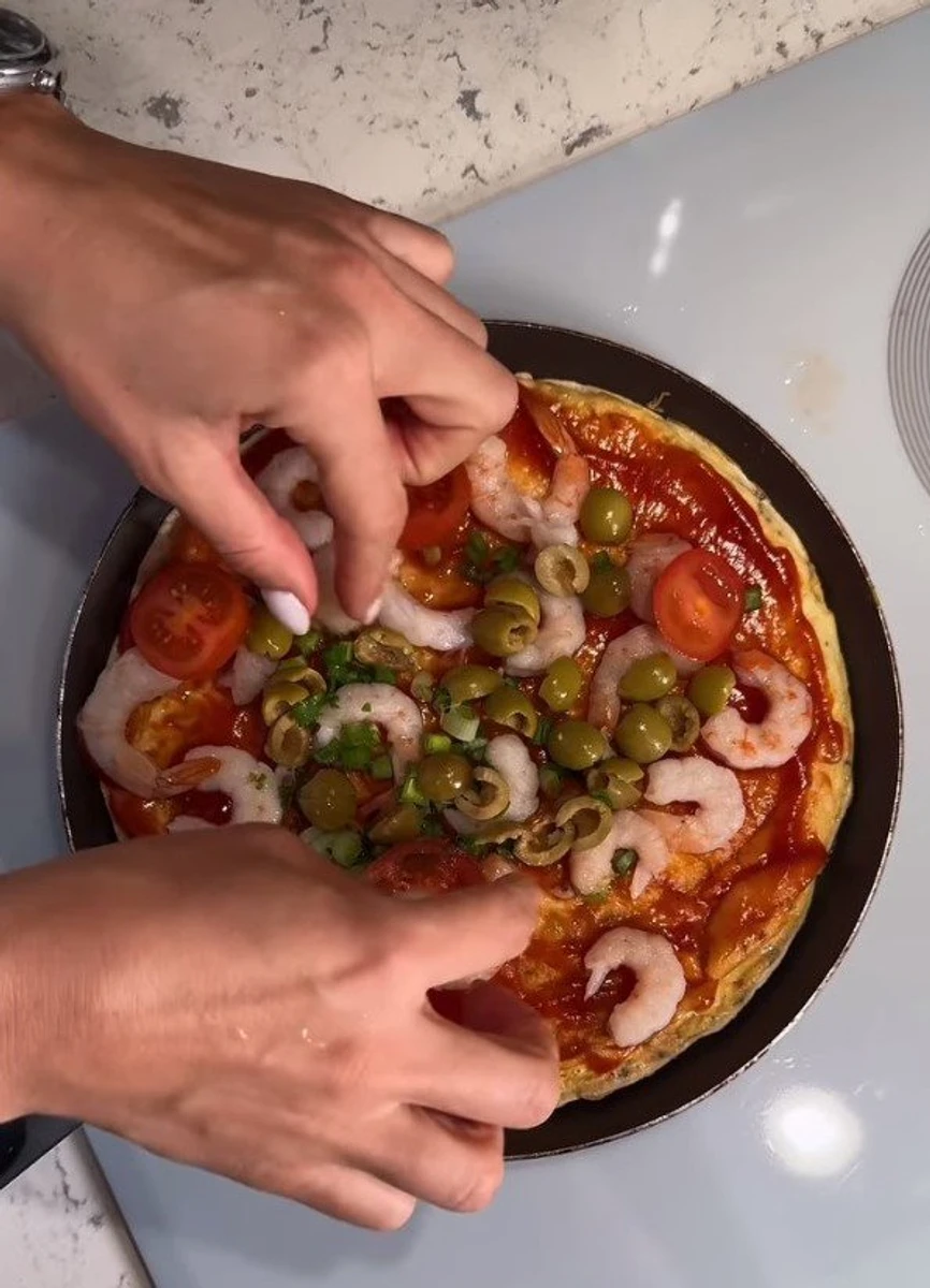 Зверху майбутню піцу можна присипати натертим сиром