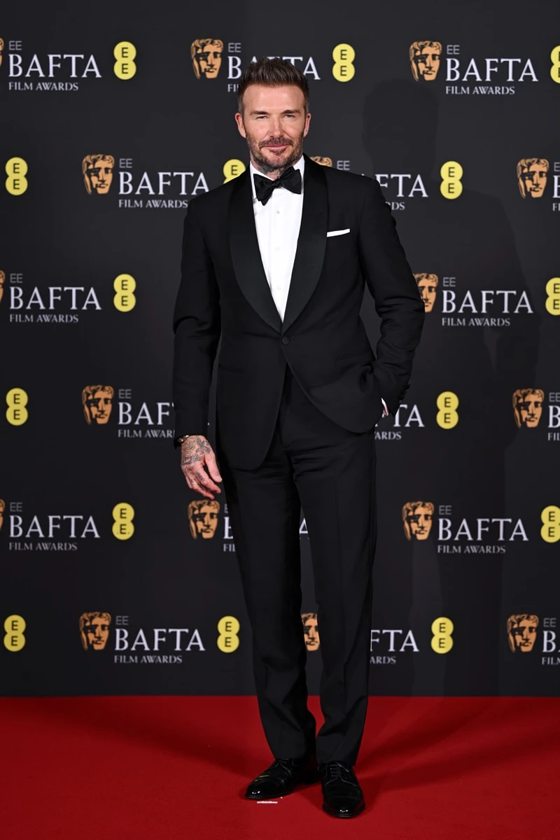 Девід Бекхем має ідеальну фігуру, тому не боїться обирати приталені піджаки