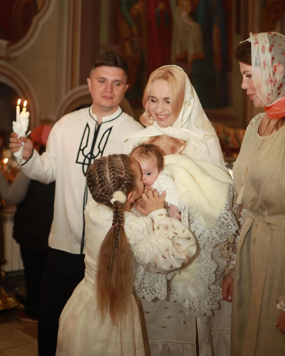 6-річна Поліна цілує свою маленьку сестру